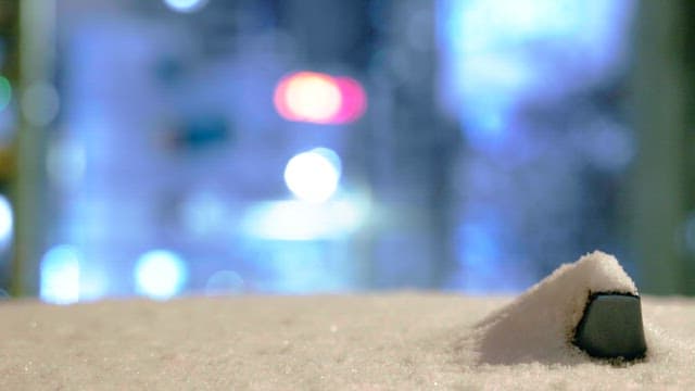 희미한 조명을 배경으로 눈이 덮인 구조물