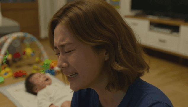 울고 있는 아기 때문에 지친 엄마