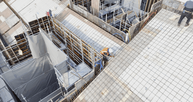 건설 현장에서 일하는 작업자들