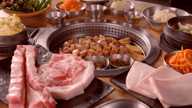 다양한 반찬과 함께하는 한국식 삼겹살 바비큐