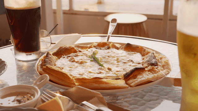 음료와 맥주 그리고 테이블 위의 맛있는 피자