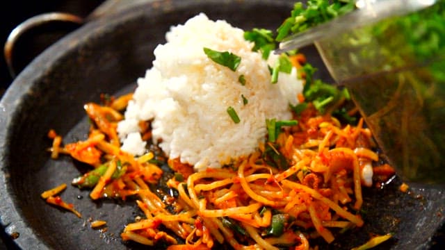 불판에 준비되는 밥과 각종 채소