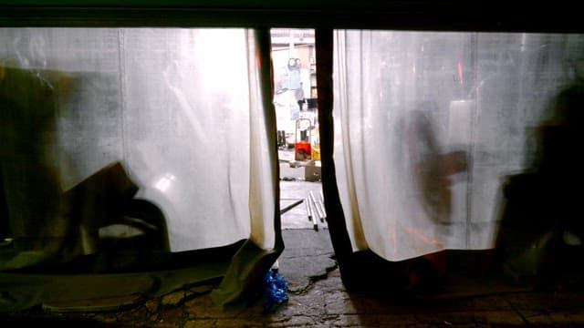 비닐 커튼 너머로 보이는 산업 작업장