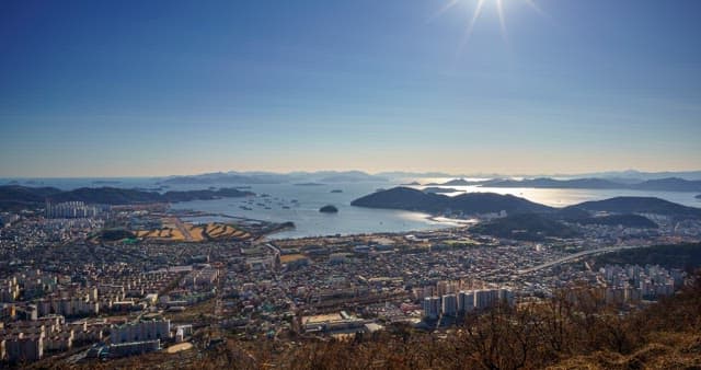 해안선과 맞닿은 도시의 낮부터 밤까지의 풍경