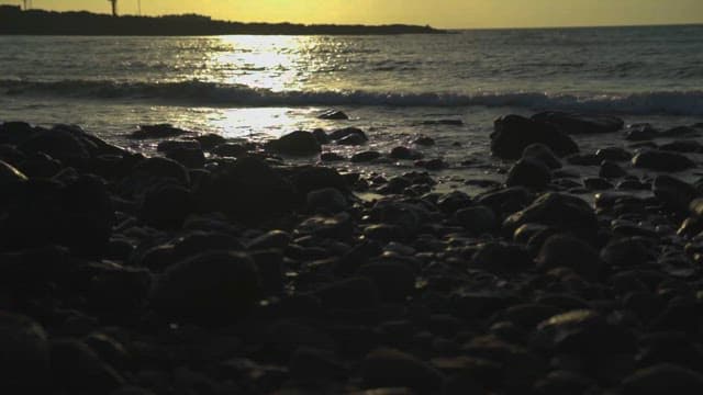 평화로운 바위 해안의 석양