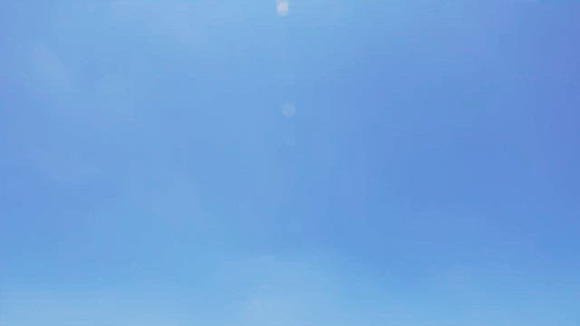 맑은 하늘 아래 울창한 산에서 보는 마을의 전망