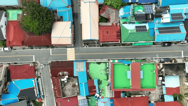 조용한 동네의 다채로운 지붕들