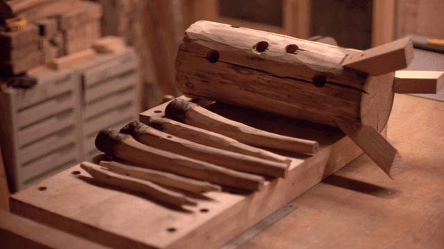 작업실의 작업대 위 나무 도구들