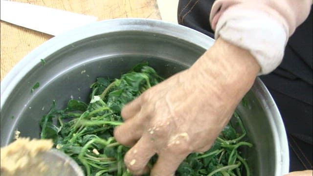 간마늘과 채소를 무치는 모습