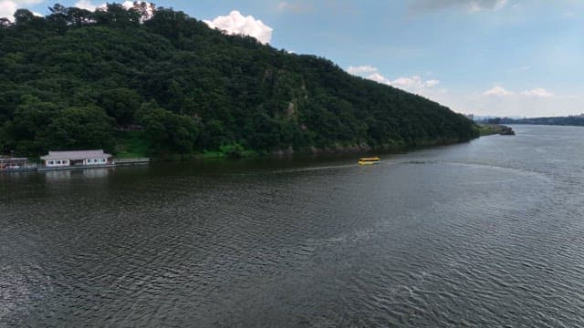 산을 배경으로 한 고요한 강