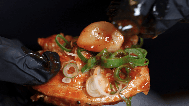 Grilled braised chicken with green onions and garlic