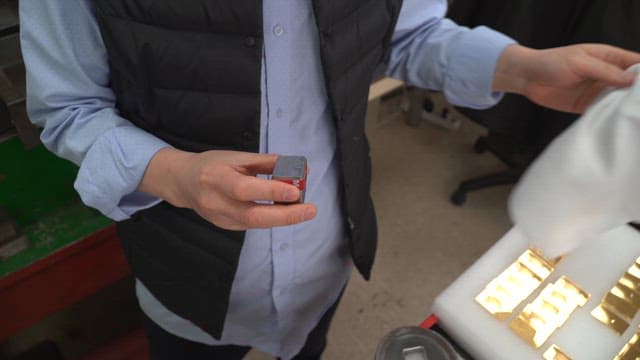 실내에서 금속 도구로 작업하는 사람