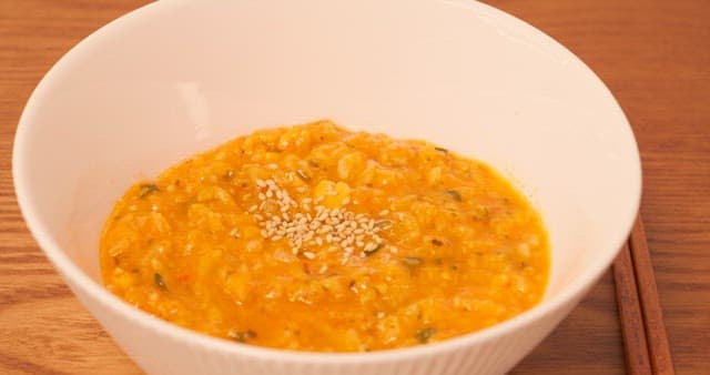 죽을 젓고있는 나무 숟가락