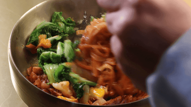 Chopsticks for mixing fresh vegetables and bibim kalguksu
