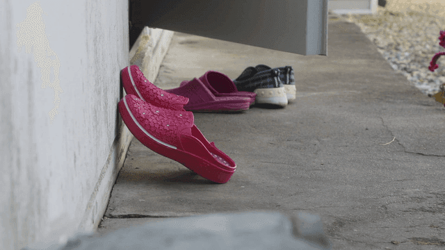 문 밖에 놓인 다양한 색상의 슬리퍼