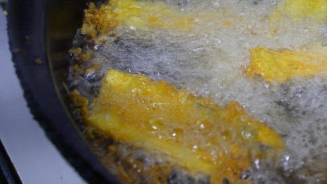 기름에 바삭바삭하게 튀겨진 먹음직스러운 갈치 튀김