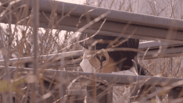 마스크와 이어폰을 착용한 여성의 뒷모습