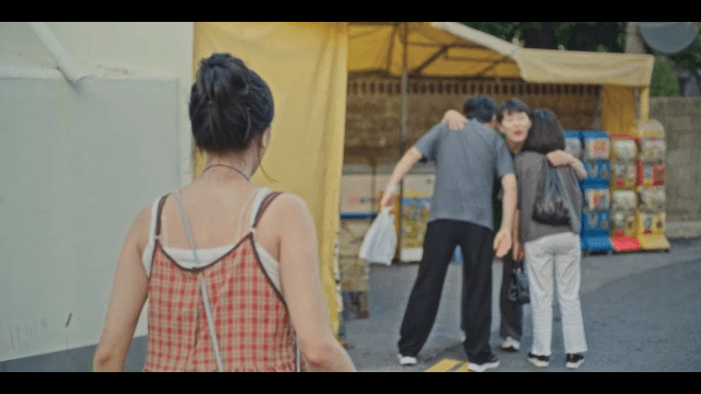 거리 위 사람들을 마주하고 급히 달려가는 여성
