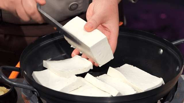 냄비에 두부를 써는 장면