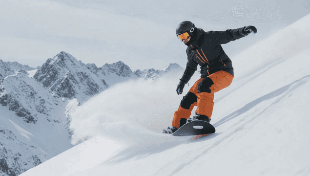 눈 덮인 산을 내려오는 스노우보더