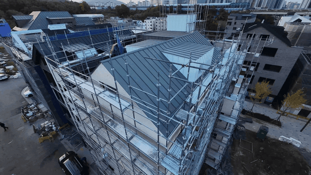 비계가 설치된 건물 공사 현장