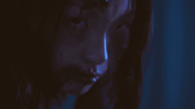 얼굴에 상처가 난 노려보는 여성