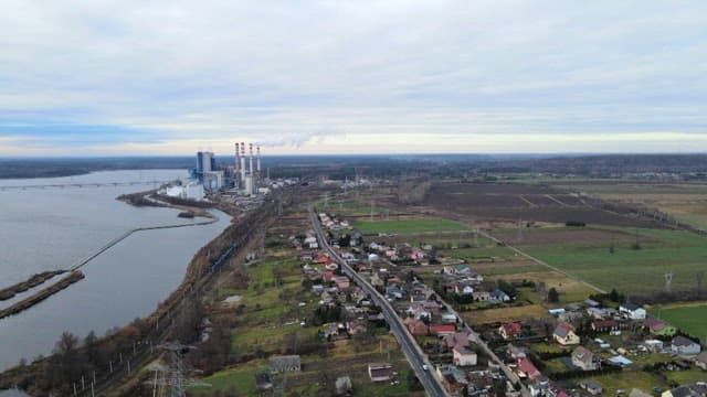 산업단지를 끼고 있는 평화로운 강변마을