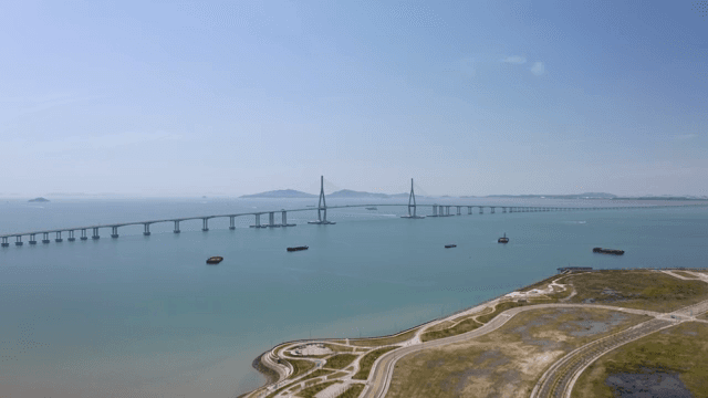 바다 위로 길게 뻗은 다리