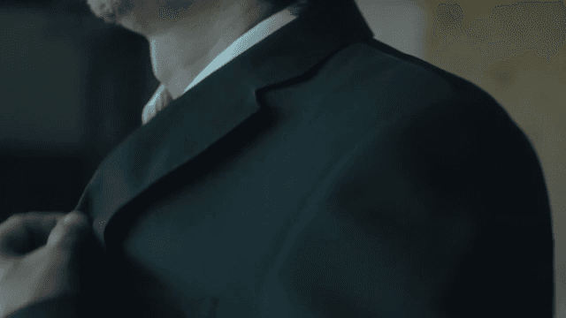 정장 자켓을 입는 사람