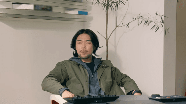 의자에 앉아 생각에 빠진 남성