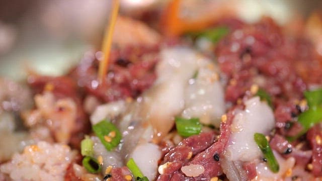 콩나물 무침을 곁들여 먹는 한국식 육회 비빔밥