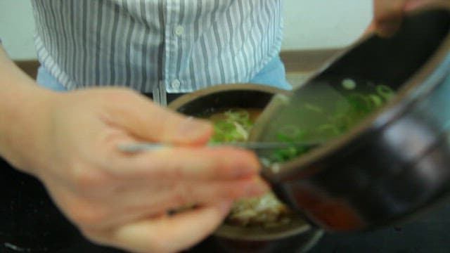 Spicy chicken soup with white rice and green onion