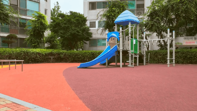 아파트 놀이터와 다채로운 미끄럼틀