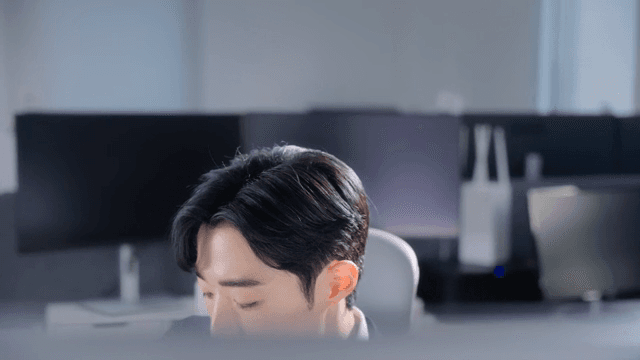 사무실 책상에서 일하는 집중한 남성