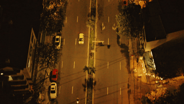 차가 움직이는 야간 거리