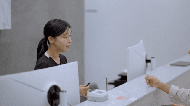 프론트에서 손님을 응대하는 직원