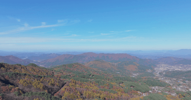 무성한 가을 산의 광활한 풍경