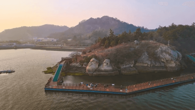 일몰에 해안 산책로의 경치