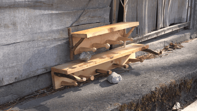 낡은 나무 벽에 기대어 있는 목재 선반들