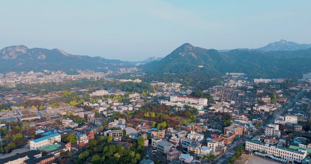산으로 둘러싸인 넓은 마을