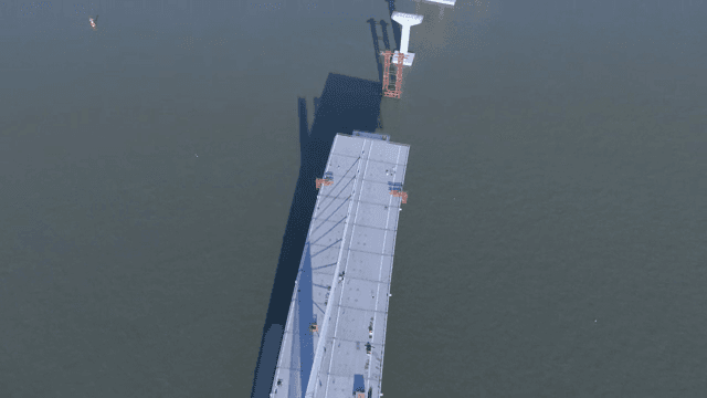 물 위에 건설 중인 다리