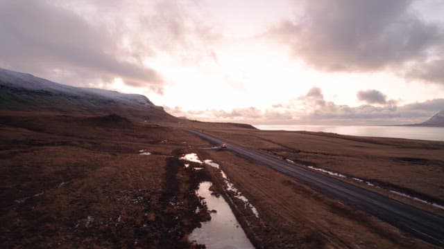 해질녘 해안도로를 달리는 자동차