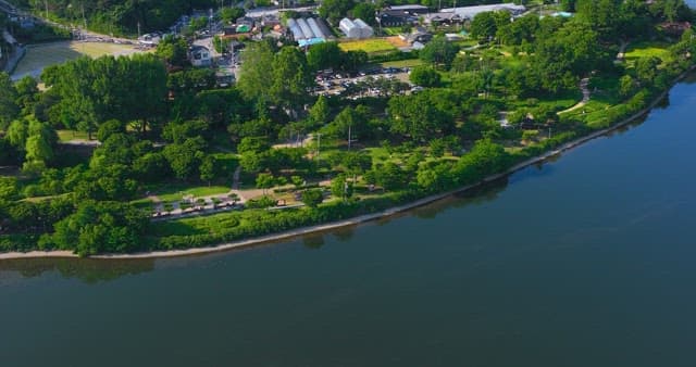 푸른 숲과 강으로 둘러싸인 고요한 마을