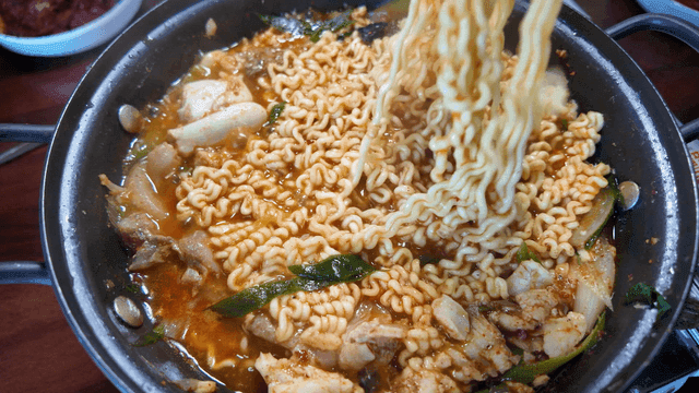 Spicy stew with ramen and vegetables