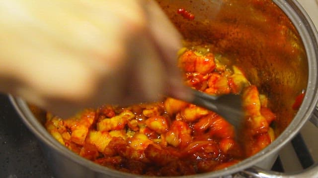 냄비에서 고추장과 돼지고기를 요리하는 모습