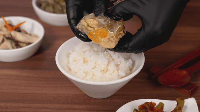 간장게장을 곁들인 밥