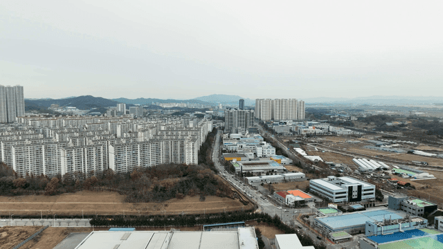 고층 아파트들이 있는 도시 전경