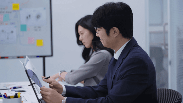 집중적인 토론이 있는 사무실 회의