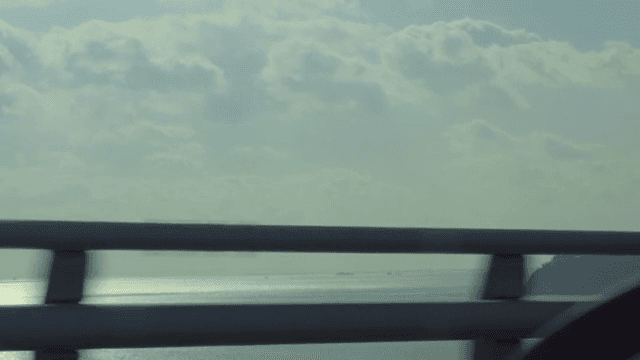 바다 위 다리를 달리는 자동차