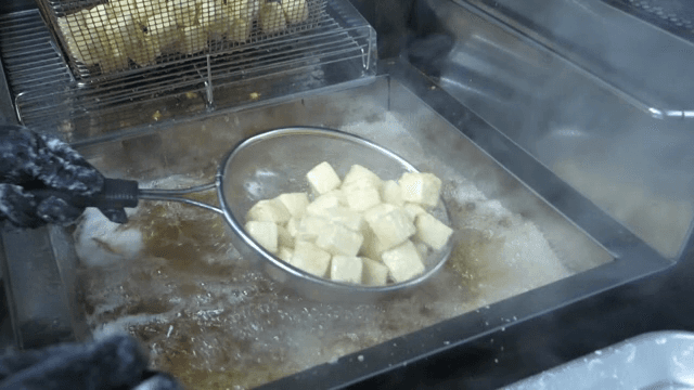 주방에서 튀기는 두부